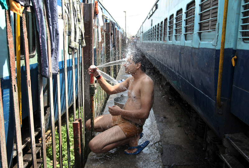Illustration for article titled Photos of India's Deadly, Street-Melting Heat Wave